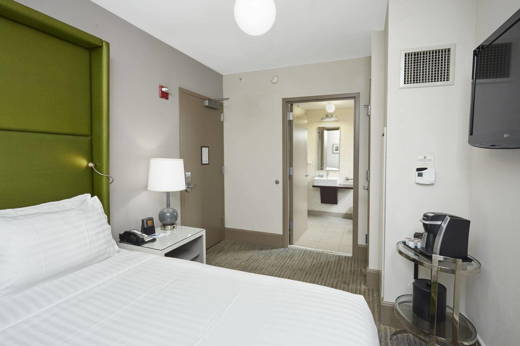 Holiday Inn Express Chicago - Magnificent Mile By Ihg Екстериор снимка