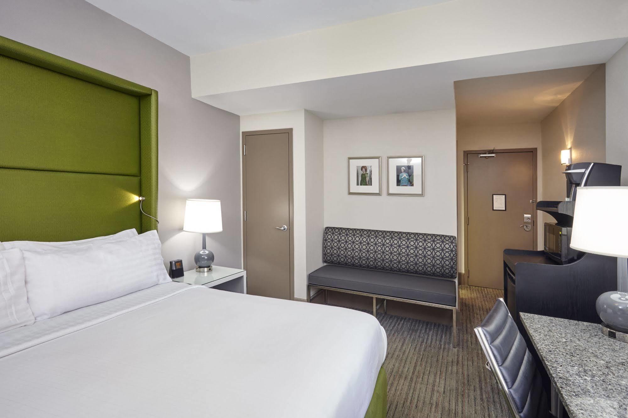 Holiday Inn Express Chicago - Magnificent Mile By Ihg Екстериор снимка